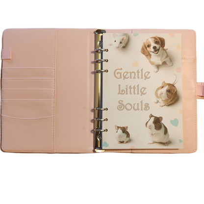 DIN A6 Ringbuchkalender 2026:  Gentle Little Souls –  voller Herzmomenten mit flauschigen kleinen Begleitern